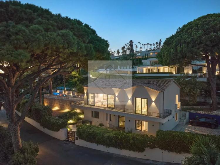 Villa de luxe à Cannes : Écrin d'élégance avec vue mer panoramique dans un domaine privé