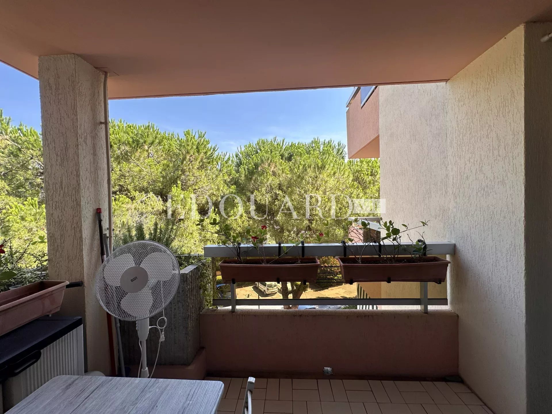 En exclusivité studio en très bon état avec belle terrasse couverte, idéal investissement locatif