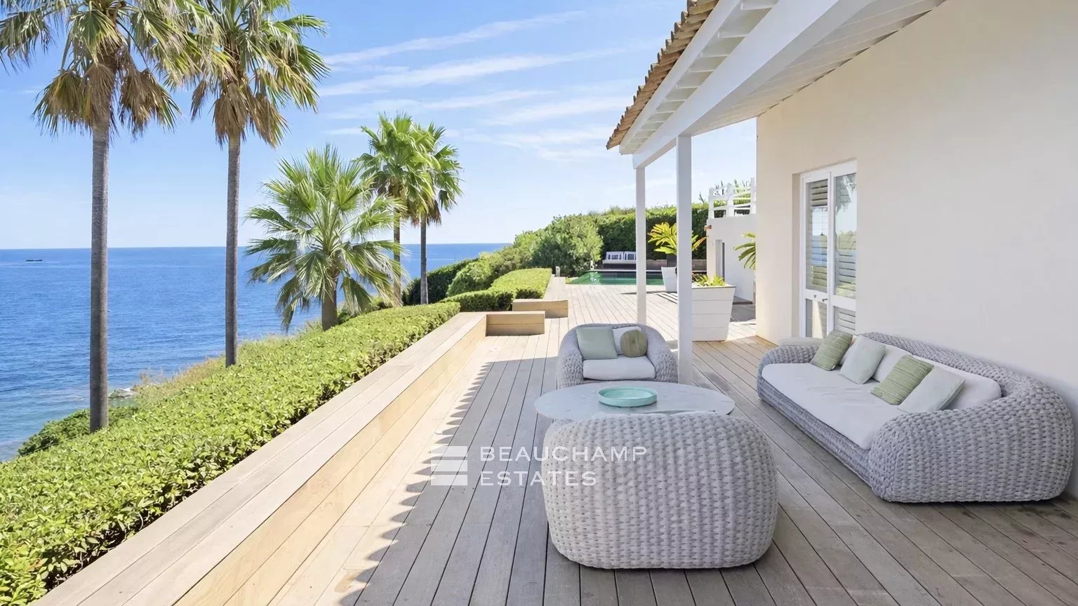 Villa pieds dans l’eau au coeur des Parcs de Saint-Tropez