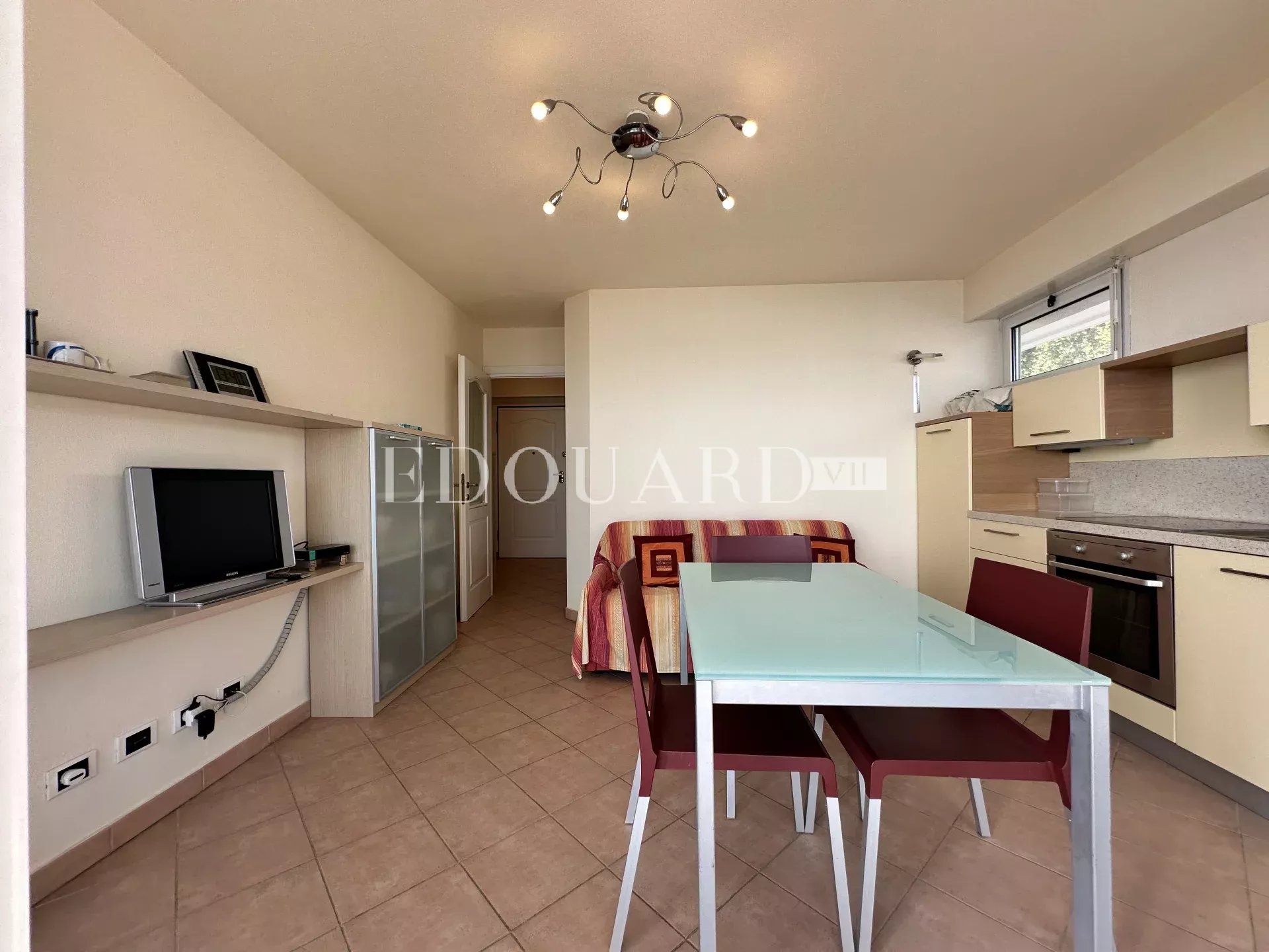 En exclusivité deux pièces avec terrasse, magnifique vue mer panoramique et spacieux parking