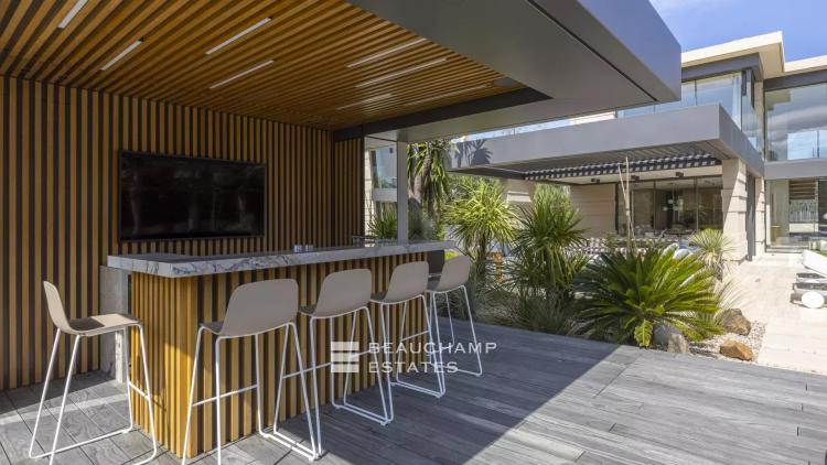 Villa d'architecte neuve au coeur d'un domaine privé à Saint-Tropez