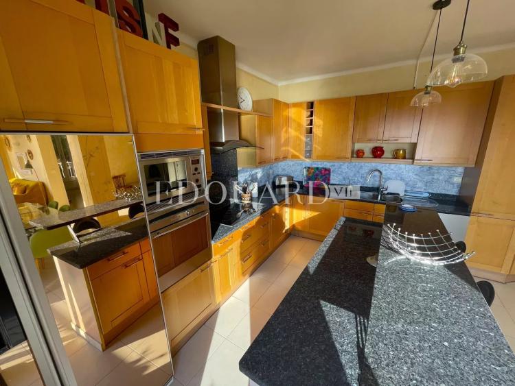 En exclusivité superbe trois pièces de 81 m² avec magnifique vue mer panoramique et parking