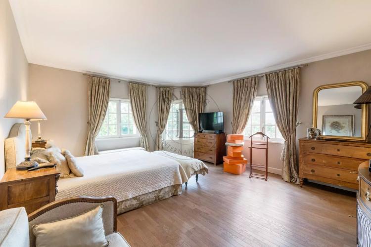 PROCHE MOUGINS - VILLA DE CHARME - AU CALME
