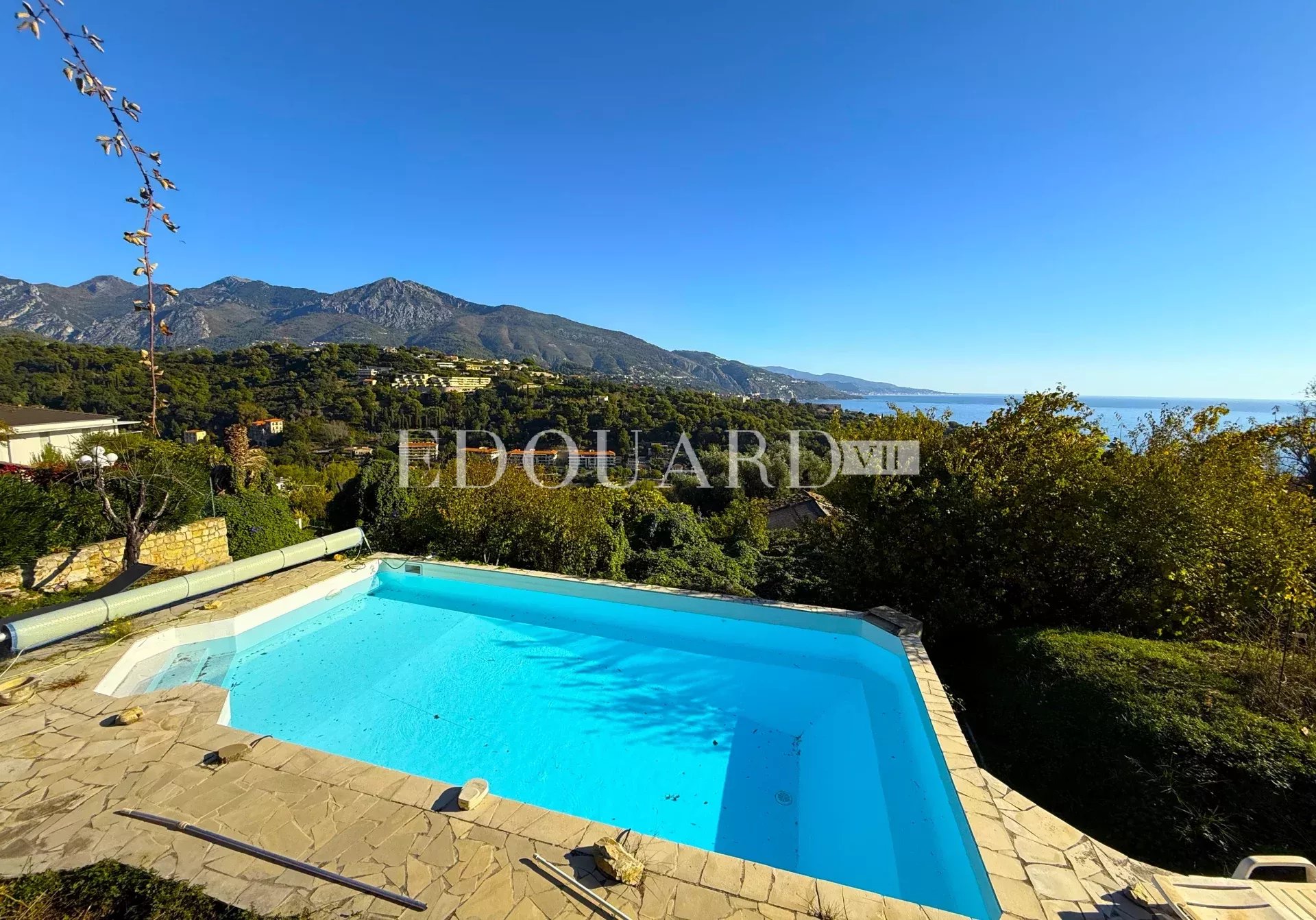 Villa à rénover avec piscine et vue panoramique exceptionnelle sur la mer jusqu'aux côtes italiennes