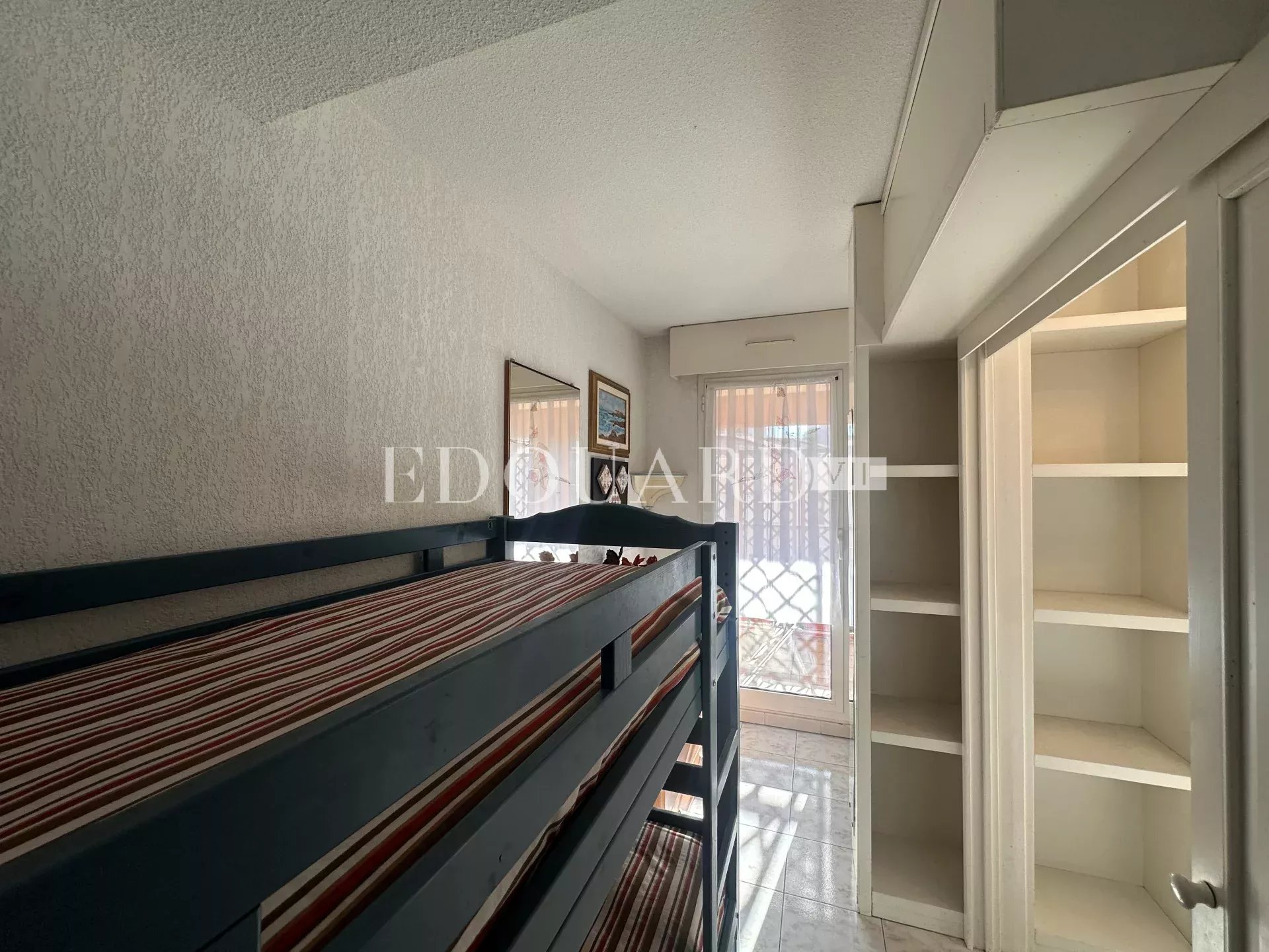 En exclusivité trois pièces traversant avec grande terrasse couverte et vaste jardin