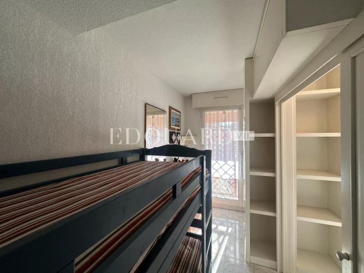 En exclusivité trois pièces traversant avec grande terrasse couverte et vaste jardin