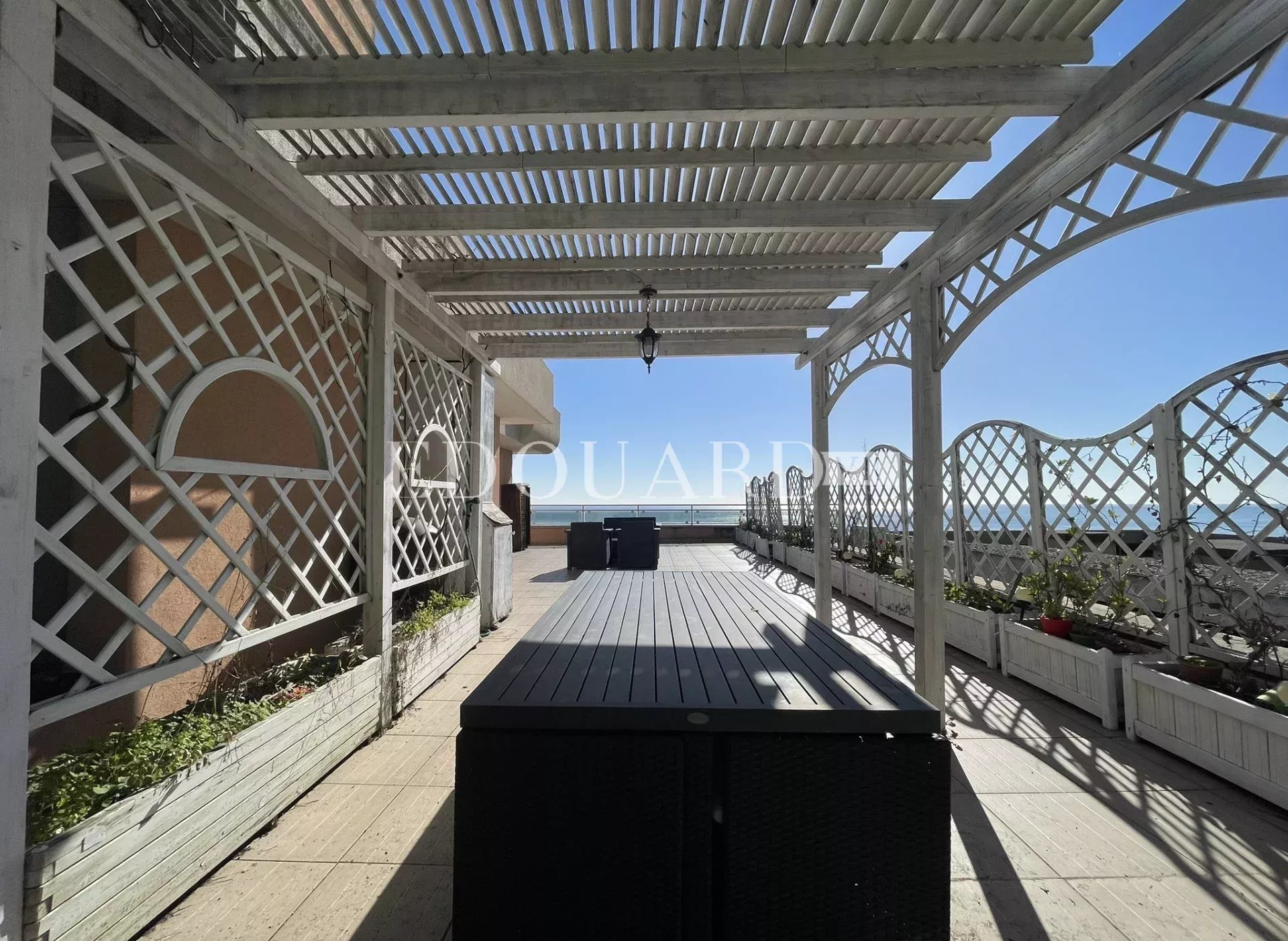 Superbe deux pièces en dernier étage avec spectaculaire terrasse, splendide vue mer et garage. Exclusivité