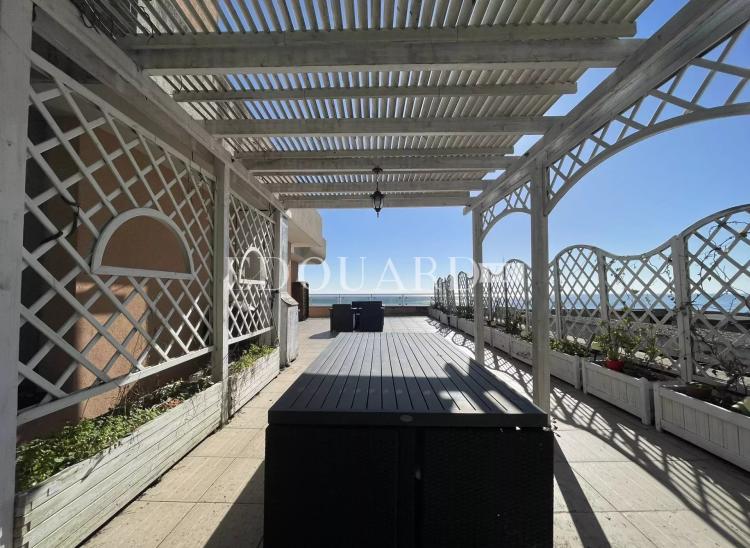 Superbe deux pièces en dernier étage avec spectaculaire terrasse, splendide vue mer et garage. Exclusivité