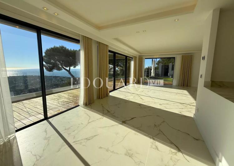 Villa entièrement rénovée avec grandes terrasses, superbe vue mer panoramique et piscine