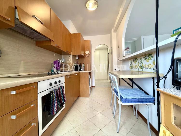 Spacieux deux pièces avec terrasse, au premier étage d’un bel immeuble dans le centre de Menton