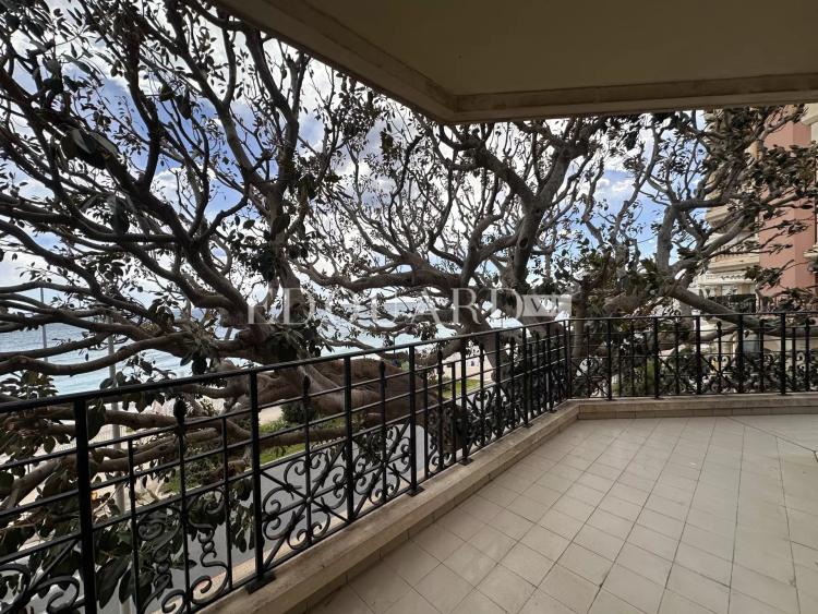 Dans résidence de luxe, deux pièces avec grande terrasse,  belle vue mer,  cave et parking en sous-sol
