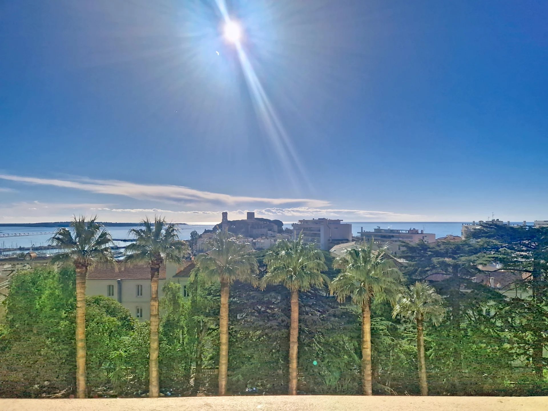 CANNES – VUE MER ÉPOUSTOUFLANTE • GRAND T2/3 • RÉSIDENCE BOURGEOISE FIN XIXe DANS UN PARC REMARQUABLE