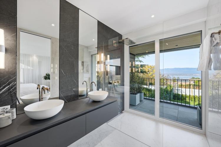 Exclusivité : Maison contemporaine clé en main avec vue lac