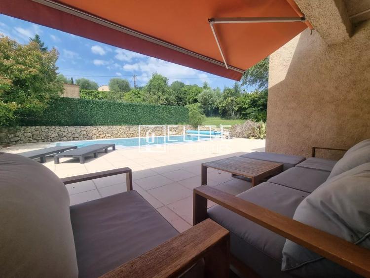À VENDRE – Maison 5 pièces de plain-pied avec piscine – secteur calme et recherché