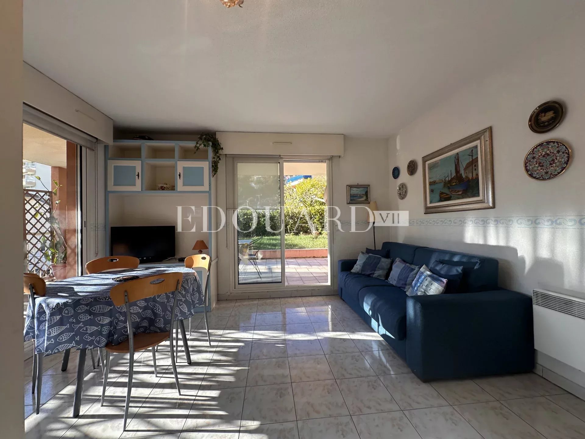 En exclusivité trois pièces traversant avec grande terrasse couverte et vaste jardin