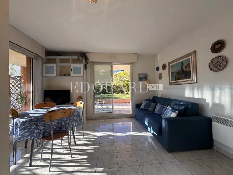En exclusivité trois pièces traversant avec grande terrasse couverte et vaste jardin