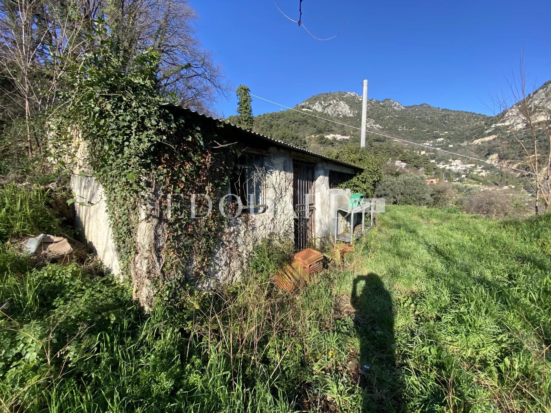 Bel terrain constructible à vendre avec vue panoramique jusqu'à la mer, sur la commune de Sainte Agnès