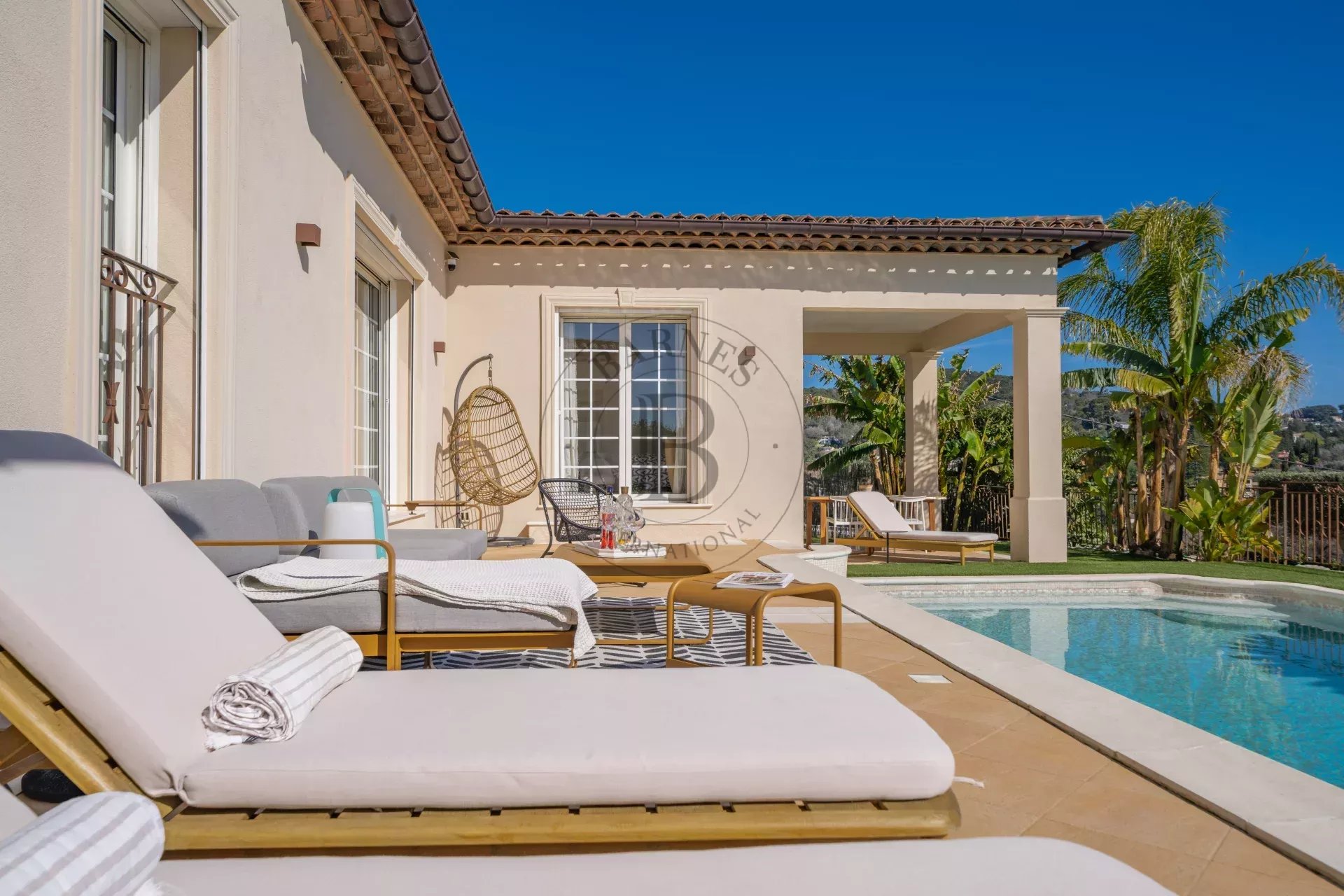 MOUGINS - VILLA NÉO-PROVENÇALE - VUE PANORAMIQUE