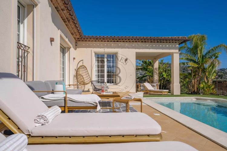 MOUGINS - VILLA NÉO-PROVENÇALE - VUE PANORAMIQUE