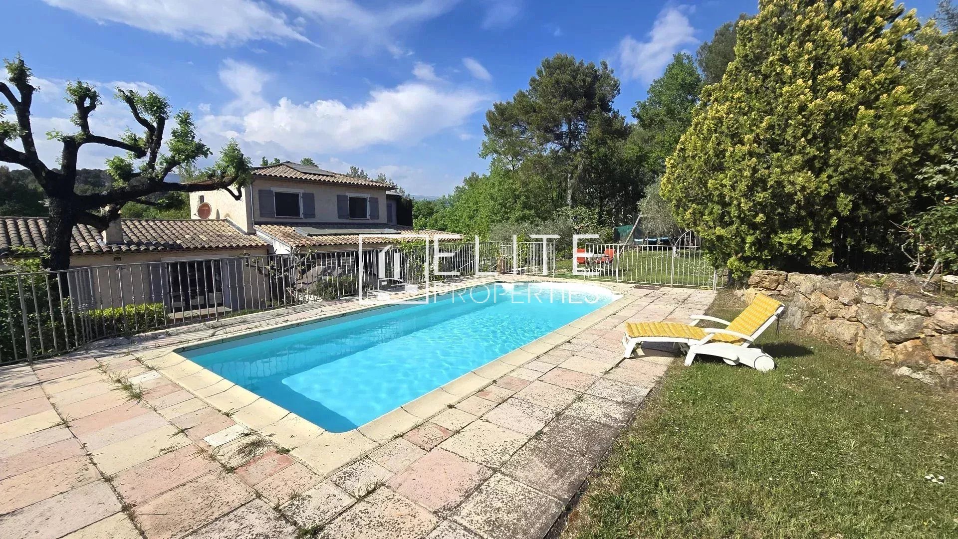 MAISON 6 PIÈCES DE 200 m² AU CALME + PISCINE – MOUANS-SARTOUX