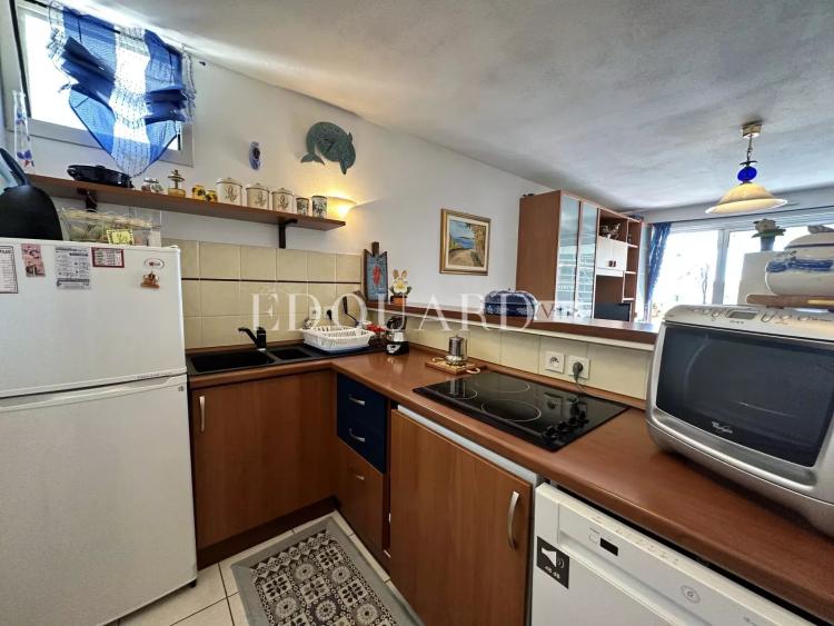 En exclusivité deux pièces en très bon état avec terrasse et cave, au troisième étage d’un immeuble récent