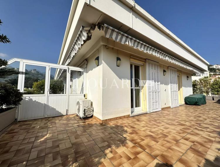 Penthouse avec spectaculaire terrasse, belle vue panoramique jusqu'à la mer, possibilité garage