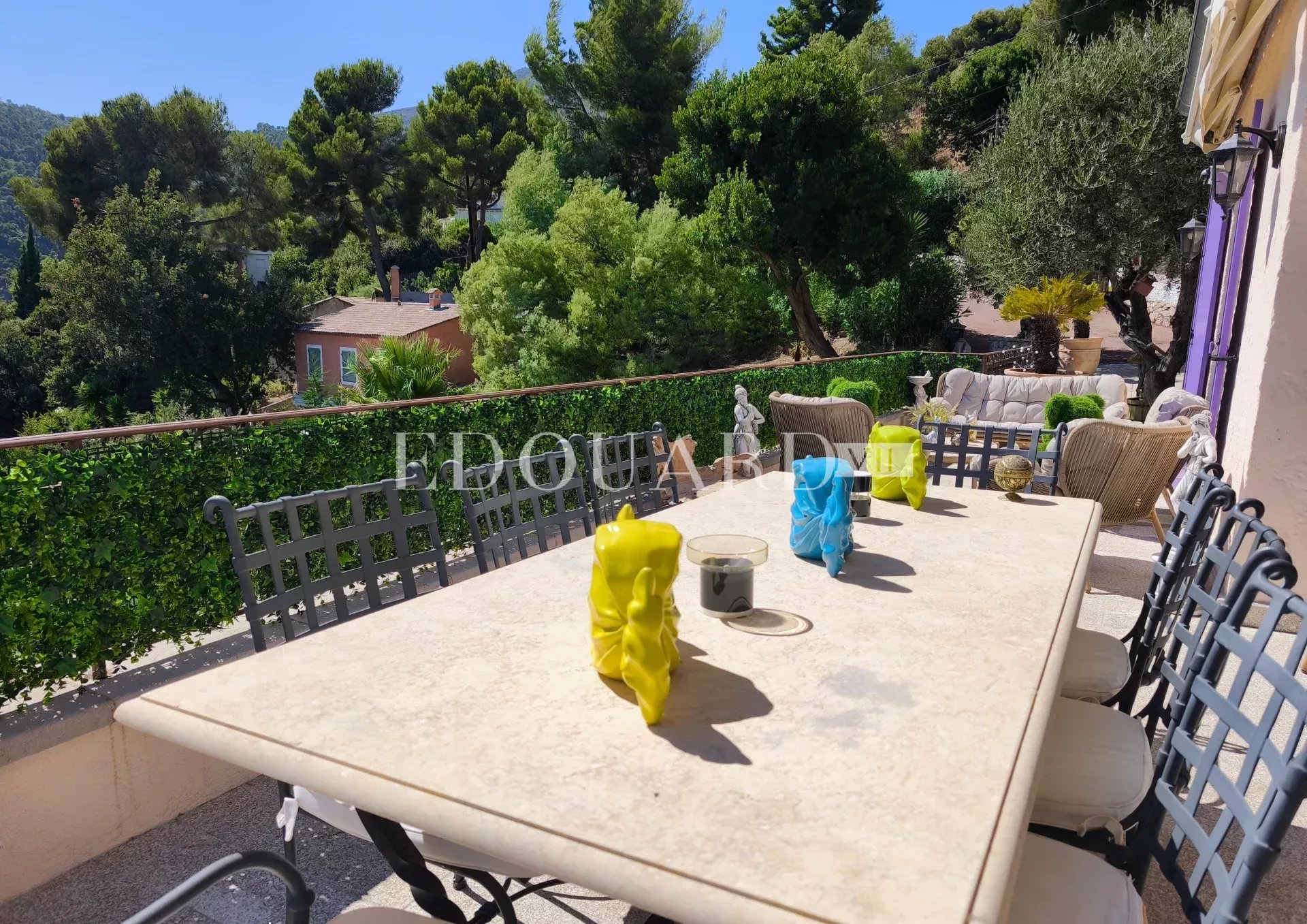Splendide propriété de 300 m² en excellent état avec home cinéma, superbe piscine et pool house