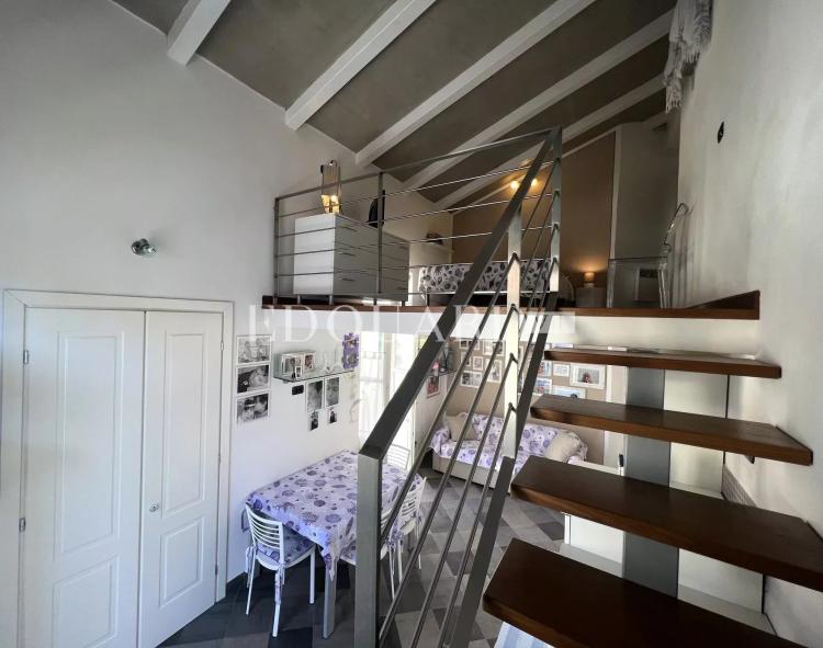 En exclusivité petit trois pièces en très bon état avec deux chambres en mezzanine, proche commerces et écoles