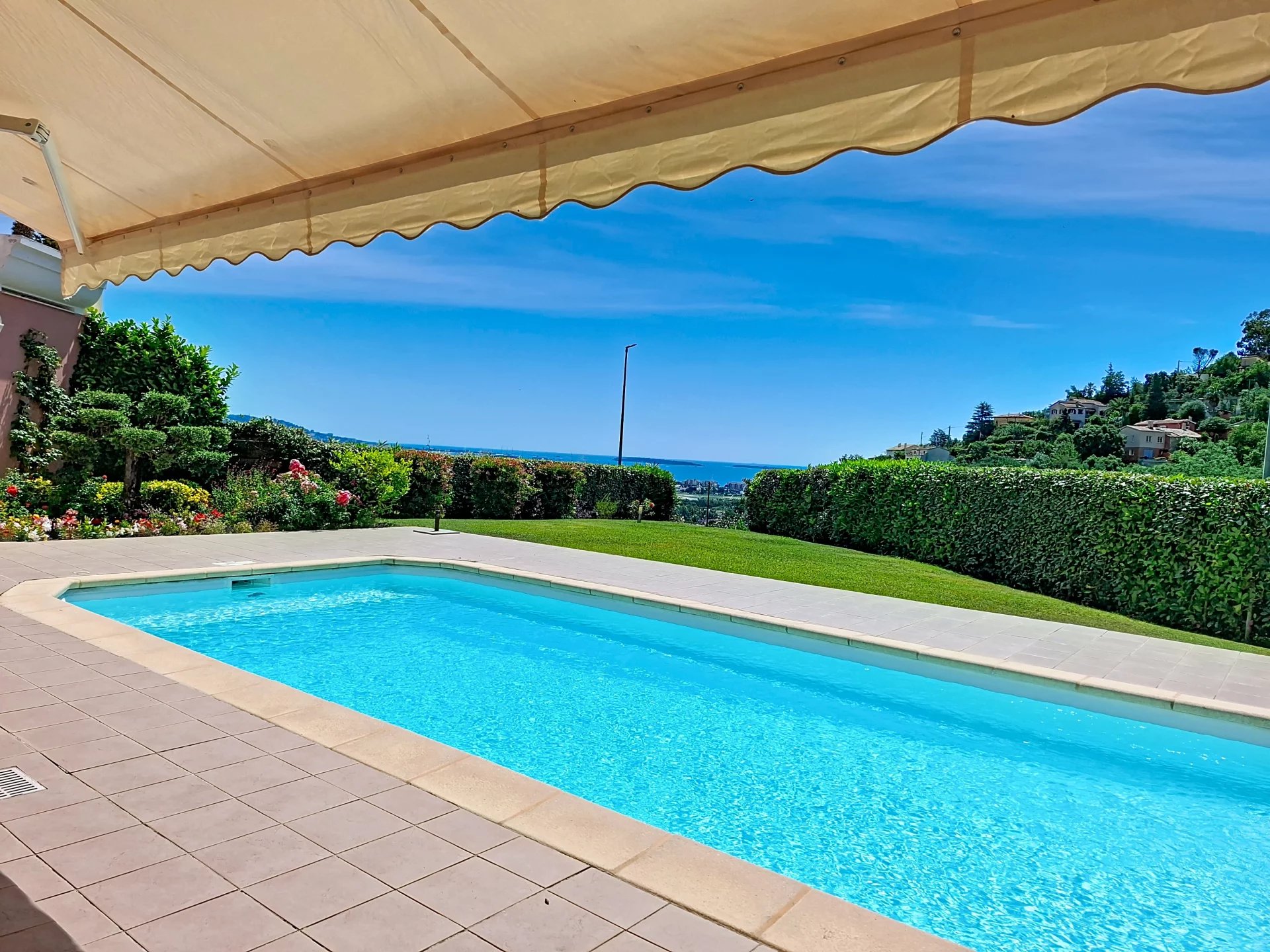 VENTE APT-VILLA AVEC VUE PANORAMIQUE, JARDIN PRIVATIF ET PISCINE