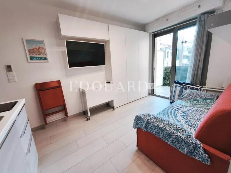 Studio avec terrasse et cave, au cinquième étage d'un immeuble récent dans le carré d'or de Menton