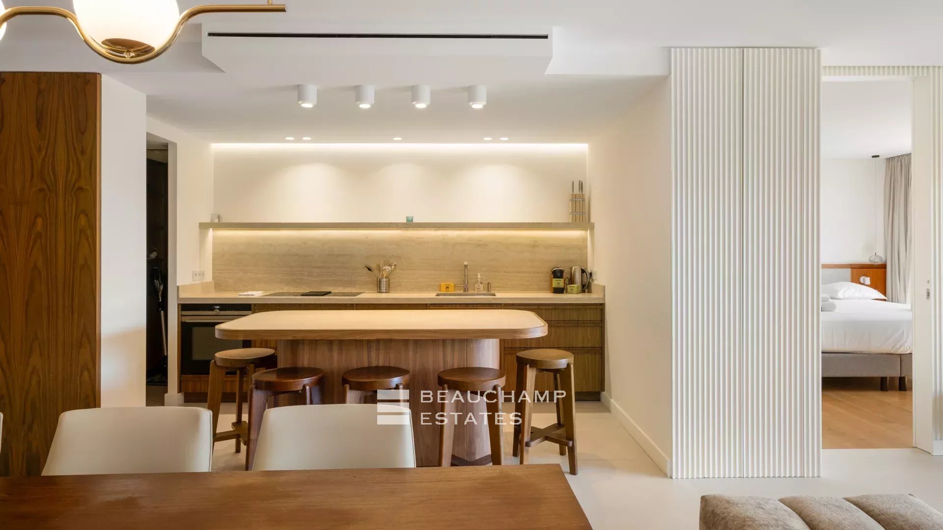 Vue mer & adresse d’exception – Appartement rénové, Cannes Croisette, 3 chambres, terrasse sur les jardins