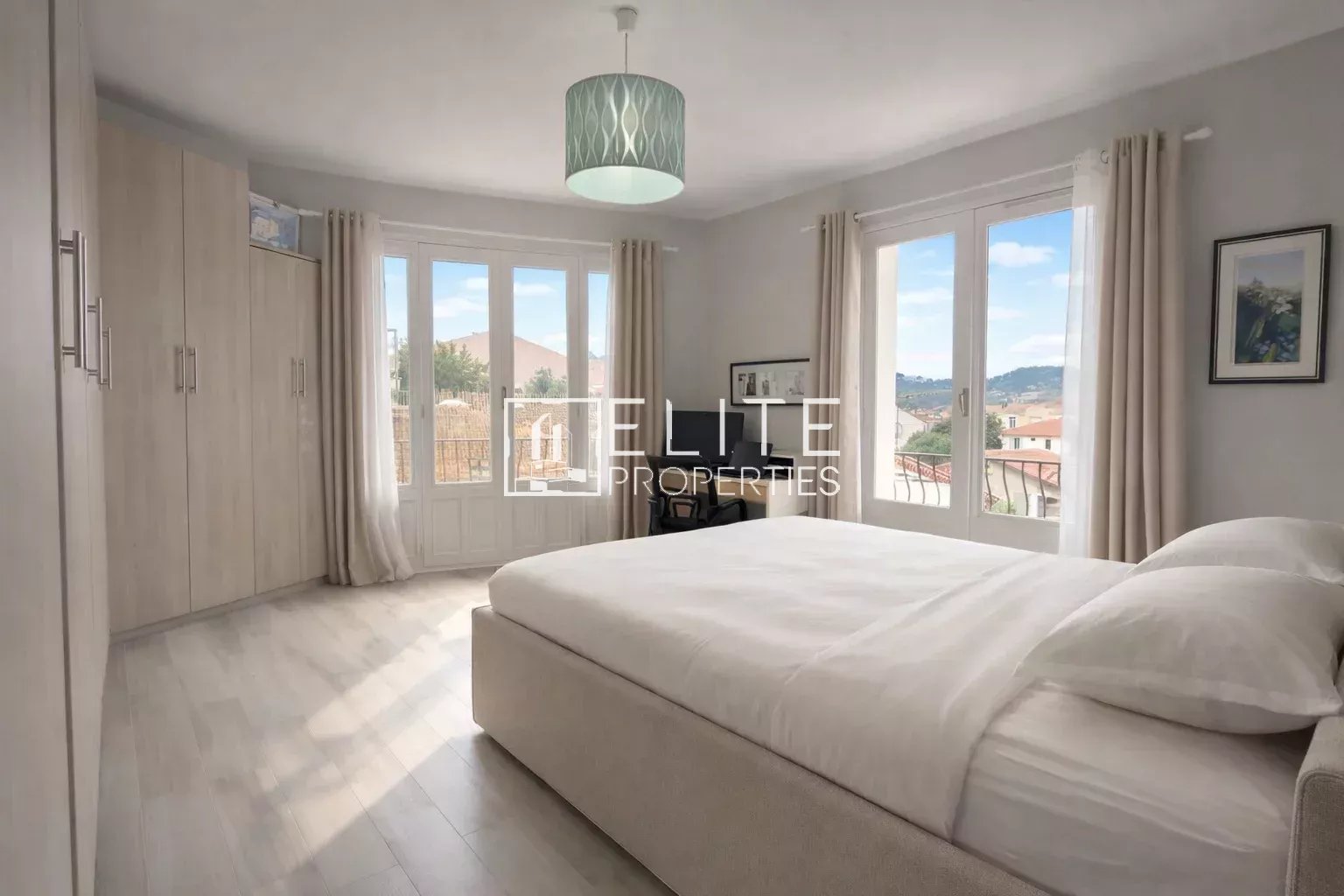 EXEPTIONNEL APPARTEMENT T5 en DUPLEX 109m² + TOIT TERRASSE de 75m² à VALLAURIS avec Garage.