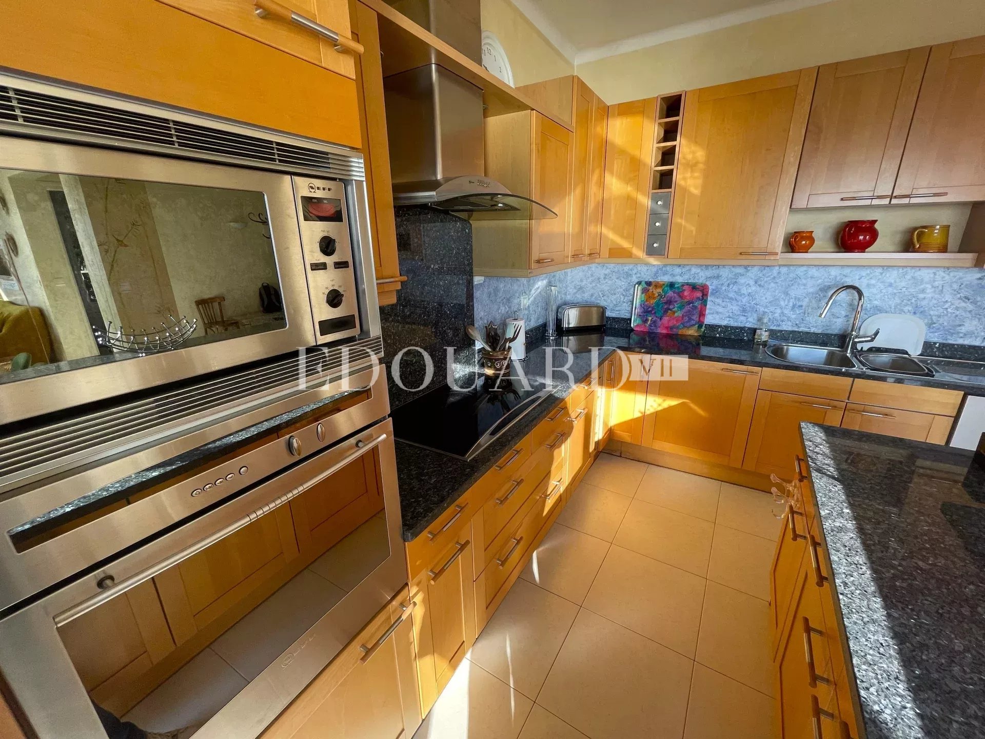En exclusivité superbe trois pièces de 81 m² avec magnifique vue mer panoramique et parking