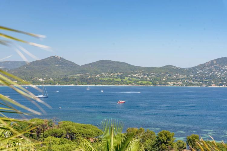 Villa contemporaine avec vue mer panoramique proche de Saint-Tropez