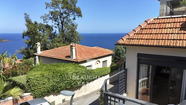 Appartement entièrement rénové avec vue mer