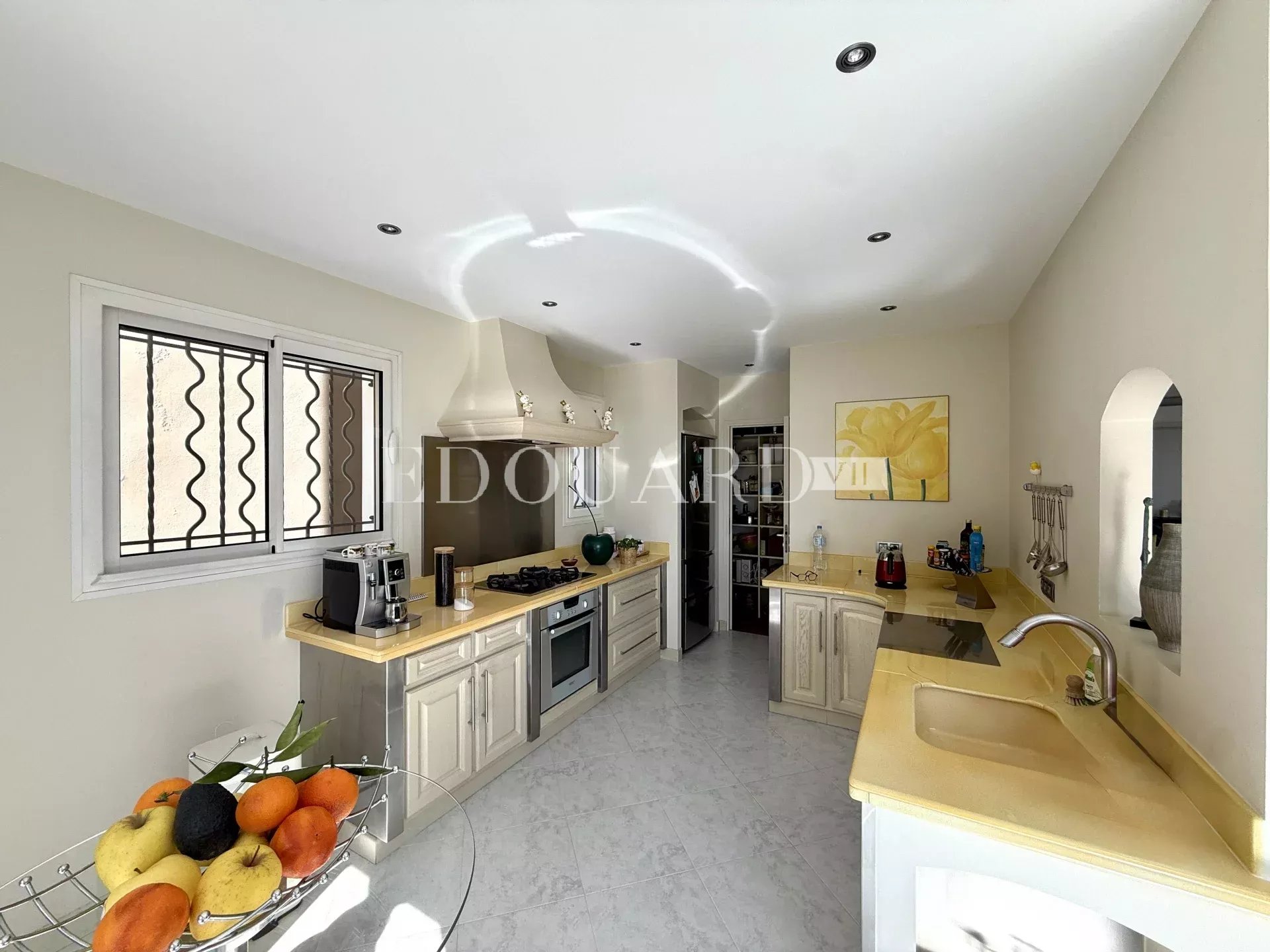 Maison d’exception à vendre avec piscine chauffée, vaste terrasse et belle vue mer panoramique