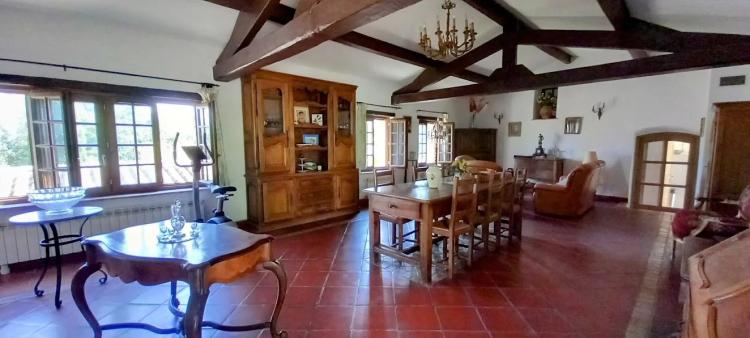 Propriété d’Exception à Vendre – 6 600 m² avec Piscine et 3 Bâtiments