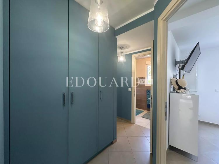 En exclusivité splendide quatre pièces avec terrasse et parking, sur l'entier avant dernier étage d’un immeuble récent