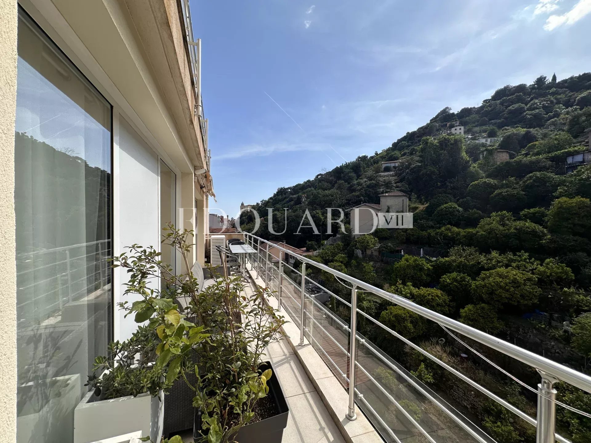 En exclusivité splendide quatre pièces avec terrasse et parking, sur l'entier avant dernier étage d’un immeuble récent