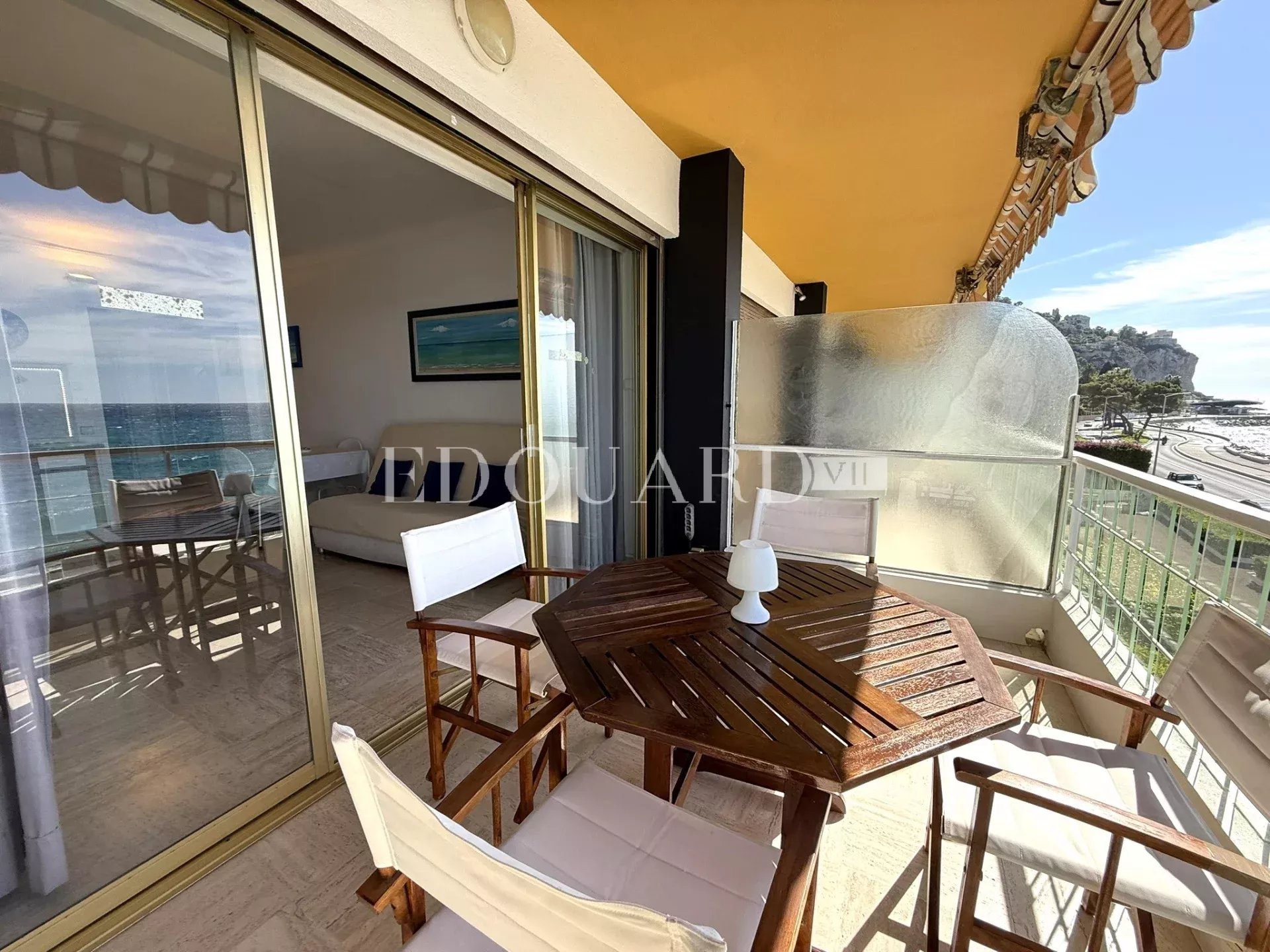 En exclusivité trois pièces face aux plages avec terrasse, splendide vue mer panoramique et garage