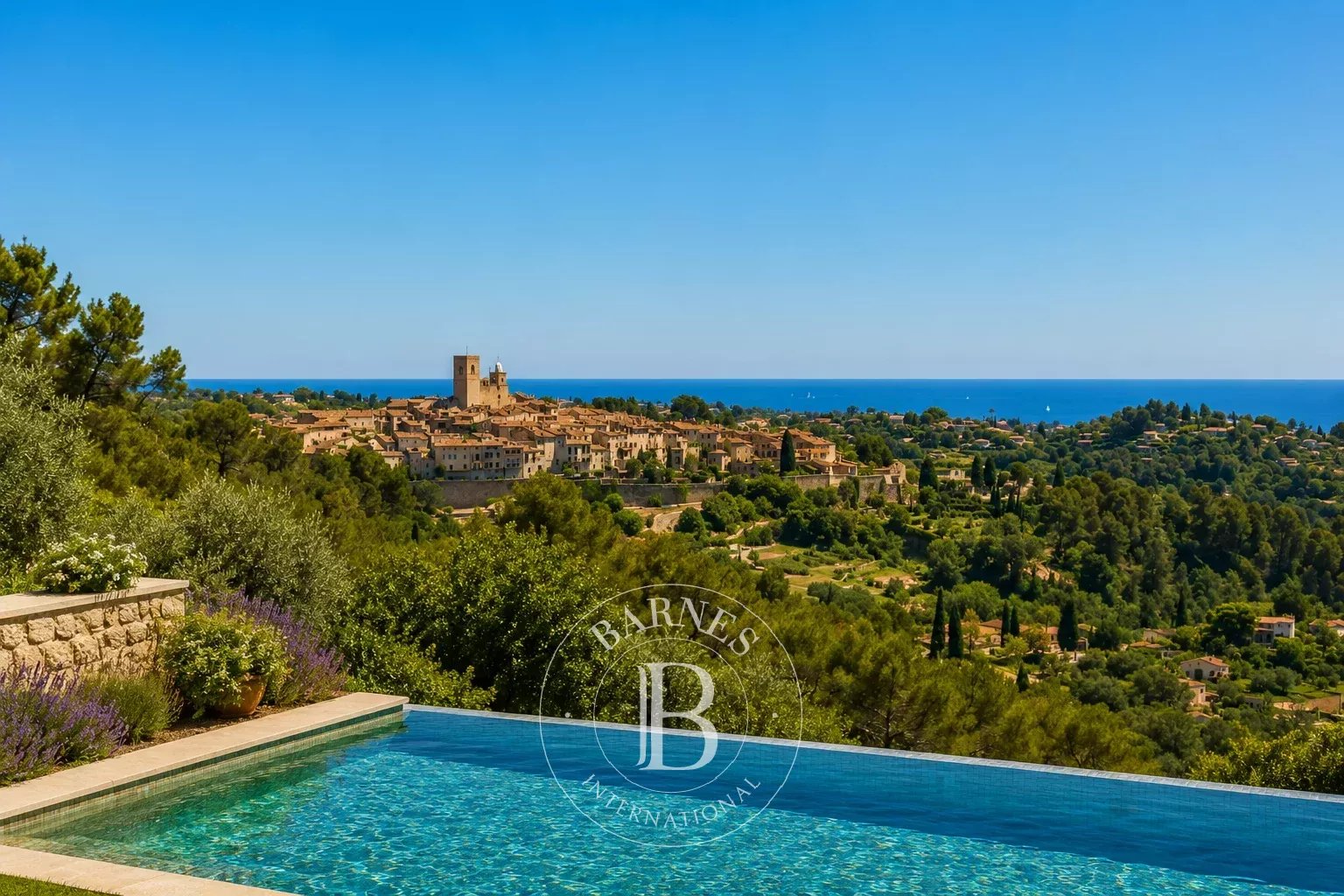 Propriété en pierres rénovée avec vue panoramique sur la mer et le village de Saint-Paul-de-Vence