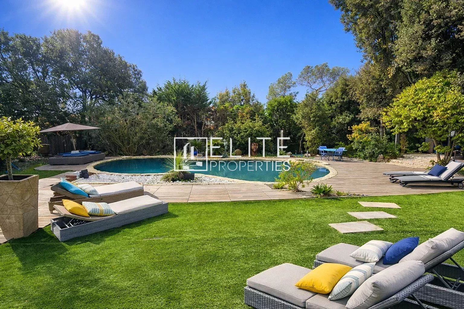 MAISON DE 260 m² – PISCINE CHAUFFÉE – ROQUEFORT-LES-PINS