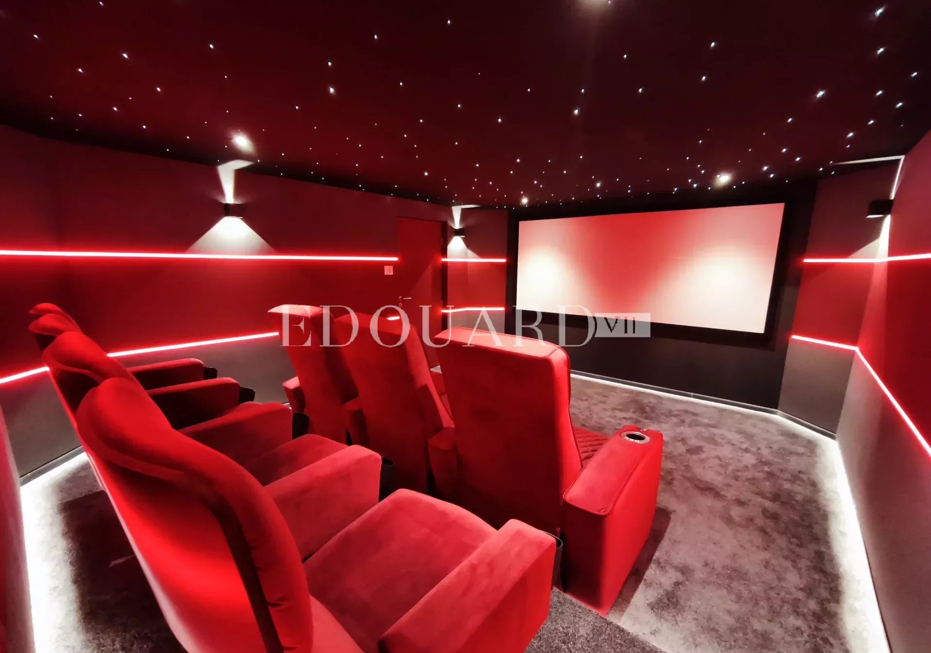 Splendide propriété de 300 m² en excellent état avec home cinéma, superbe piscine et pool house