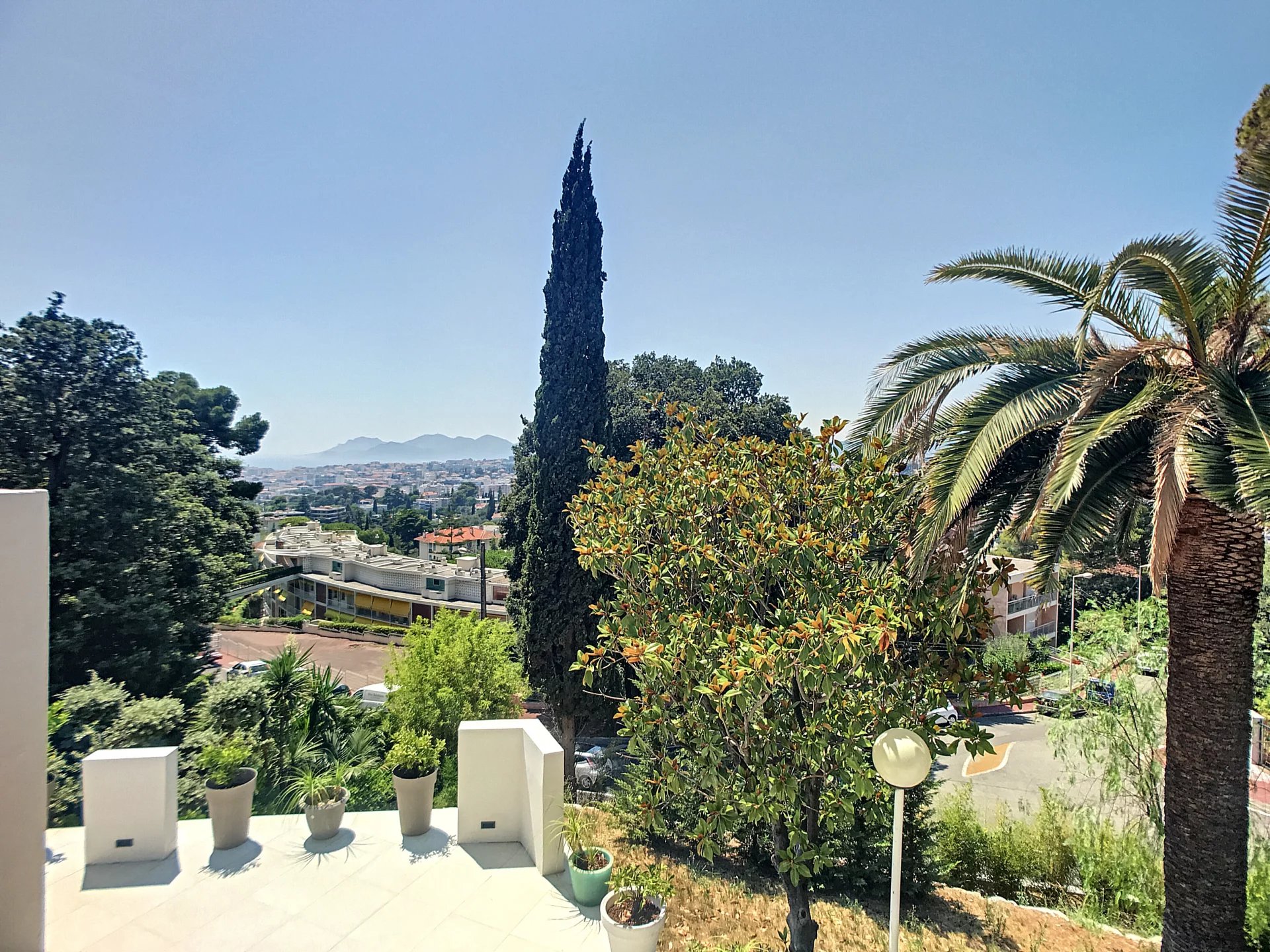 LE CANNET COLLINES VUE MER