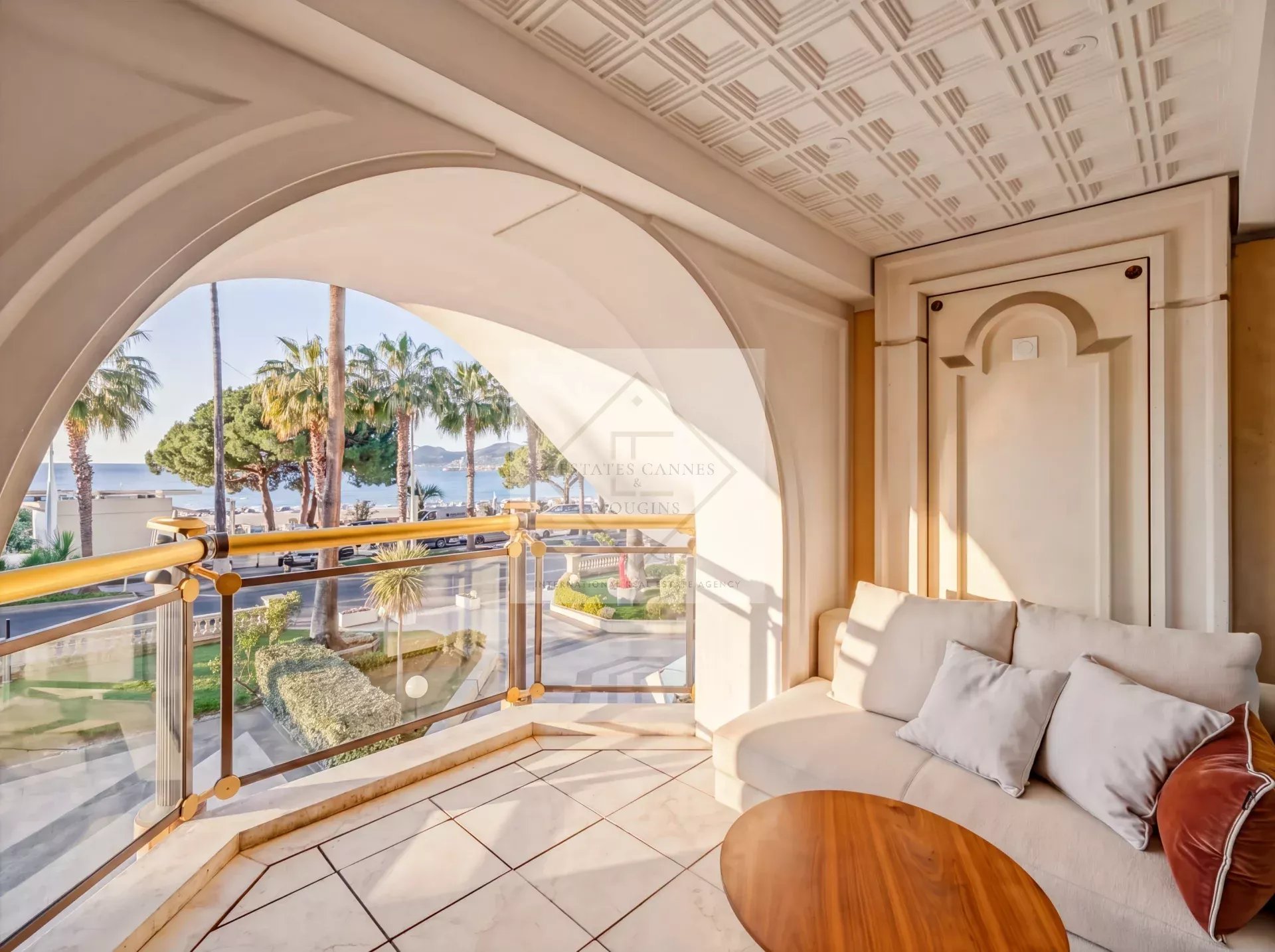 Cannes – Croisette : Appartement d’exception dans résidence historique avec vue mer panoramique