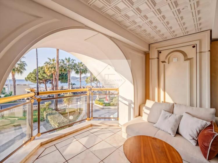 Cannes – Croisette : Appartement d’exception dans résidence historique avec vue mer panoramique