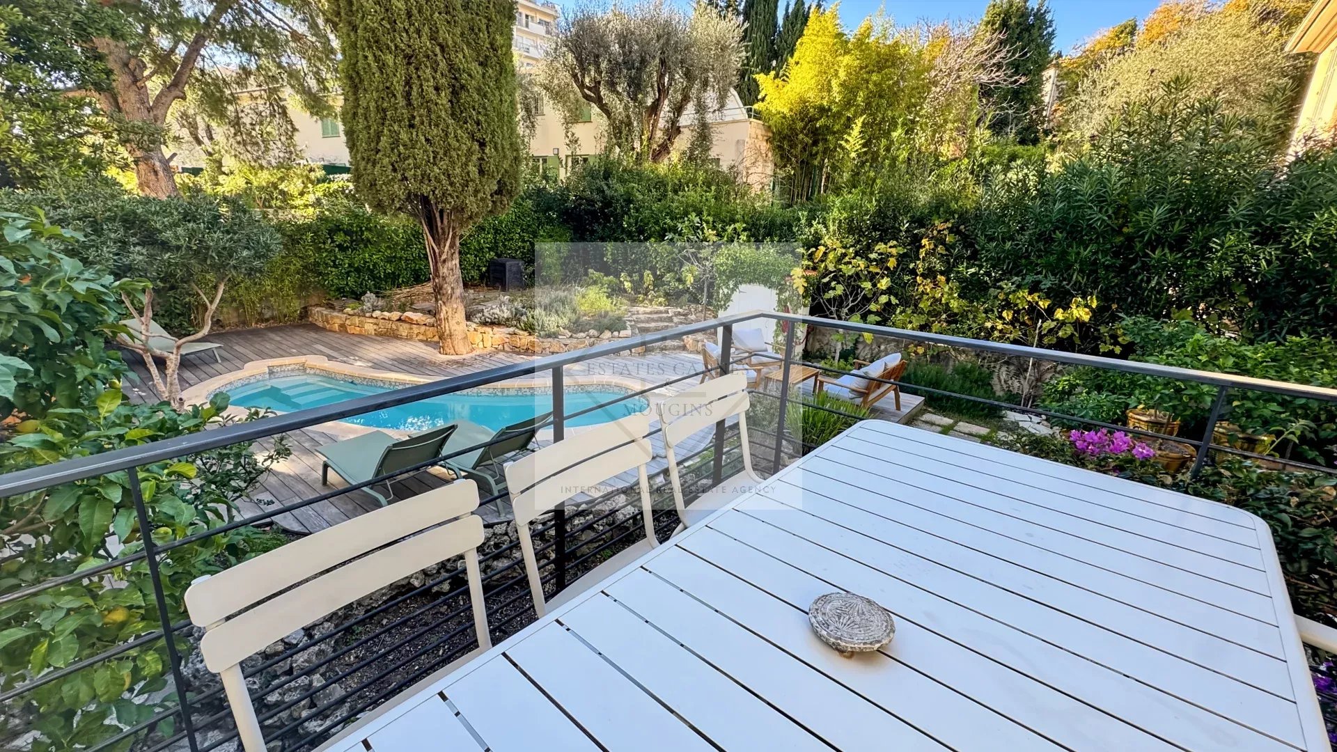 Emplacement Privilégié au Cœur de Cannes : Maison de Ville avec Piscine et Stationnement Privatif