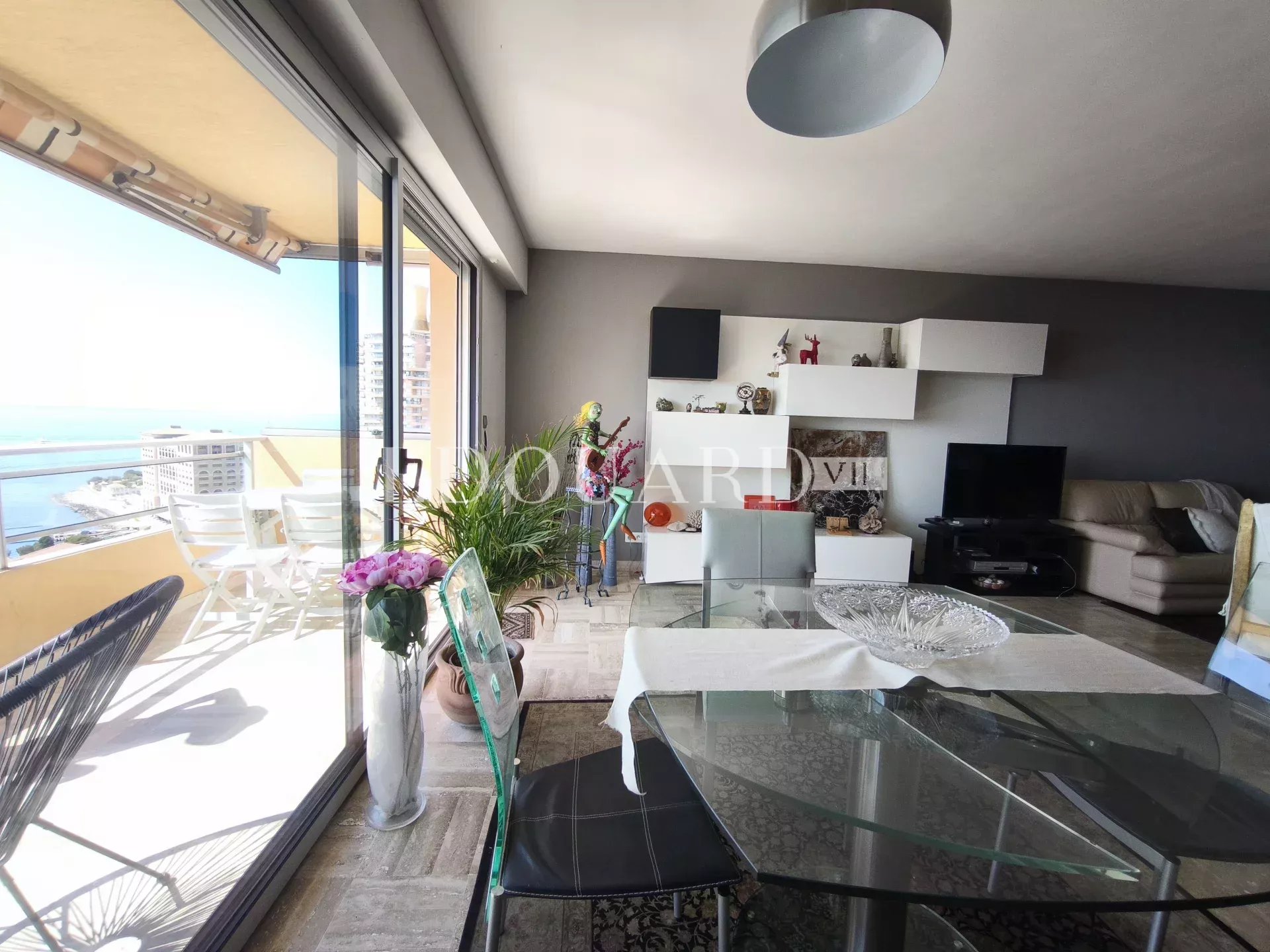 Aux portes de la Principauté de Monaco, superbe trois pièces à vendre avec terrasse et magnifique vue mer