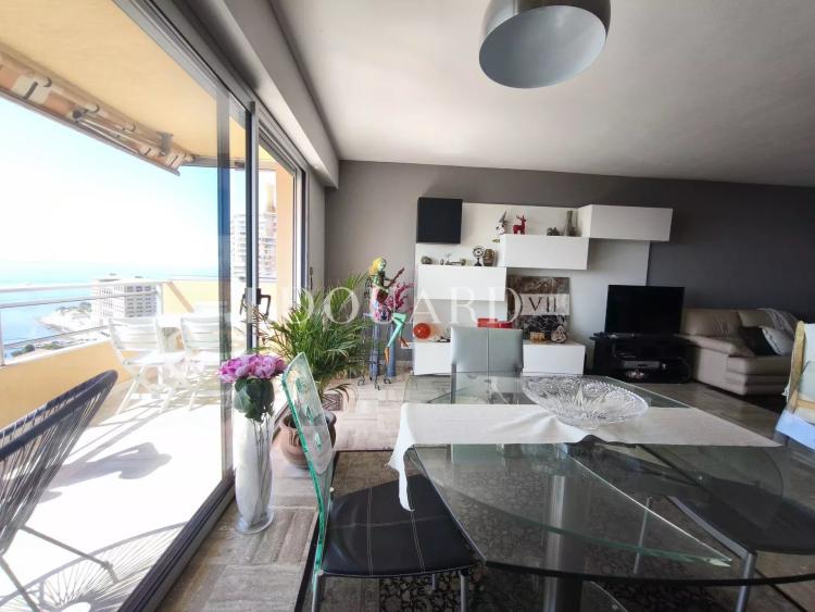 Aux portes de la Principauté de Monaco, superbe trois pièces à vendre avec terrasse et magnifique vue mer