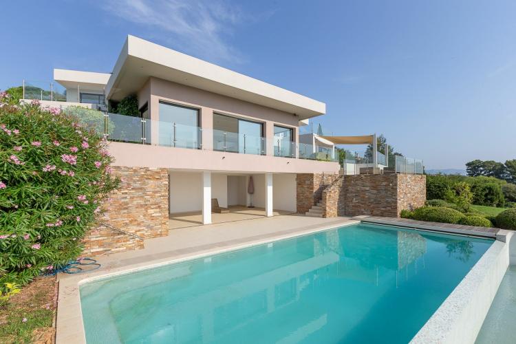 Villa moderne avec vue panoramique sur la mer dans domaine privé à Antibes
